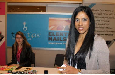 Elektra Nails讓您使用裝飾指甲輕觸智能手機