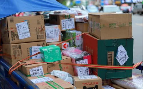 快遞取件二次收費的行為違反了郵政業(yè)法律法規和快遞服務(wù)標準