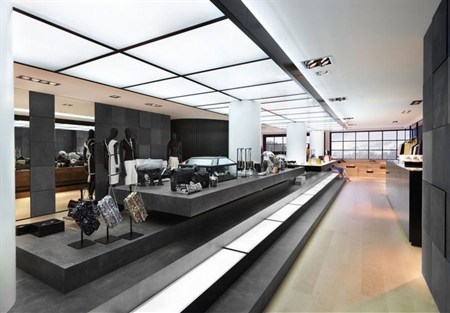 Alexander McQueen在Soho開(kāi)設了大型精品店