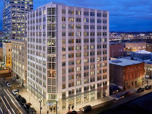 SERA擴建了波特蘭劇院建筑物采用玻璃和燒焦木材包裹