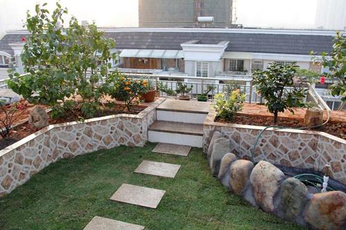 在倫敦一個(gè)維多利亞式的露臺家庭花園里我們建造了一個(gè)穿著(zhù)燒焦雪松的瘦骨屋