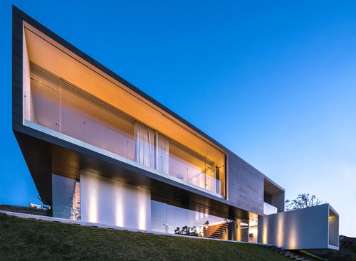 HW-Studio沿著(zhù)墨西哥中部的一個(gè)斜坡向下步行