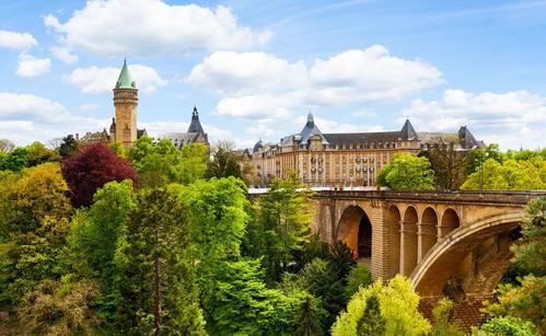 Christian Bauer暫停盧森堡Pont Adolphe下的步行道和自行車(chē)道