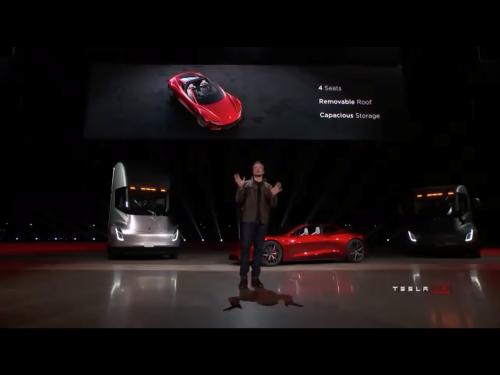 在特斯拉Semi卡車(chē)的演示過(guò)程中特斯拉皮卡的圖像閃現