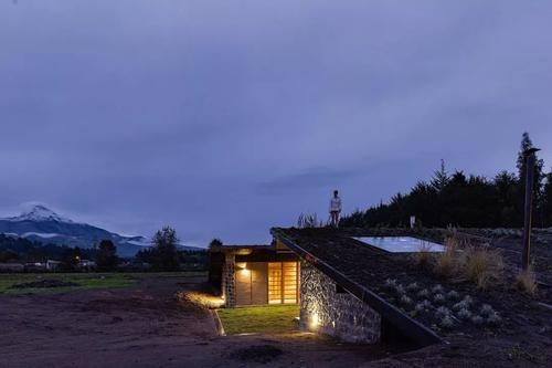 傾斜的屋頂在厄瓜多爾農村的Rama Estudio的Casa Lasso的夯土墻上面