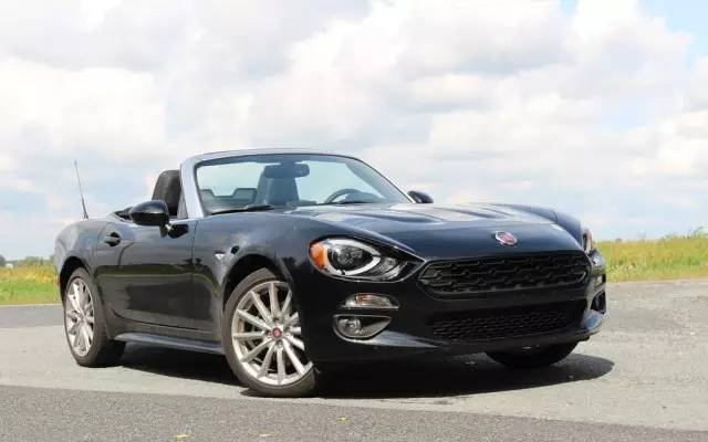 菲亞特的性能部門(mén)Abarth在日內瓦車(chē)展上推出了新款菲亞特124 Spider的升級版