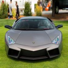 顯示出看起來(lái)像現代超級跑車(chē)一樣的低輪廓前擾流板系統