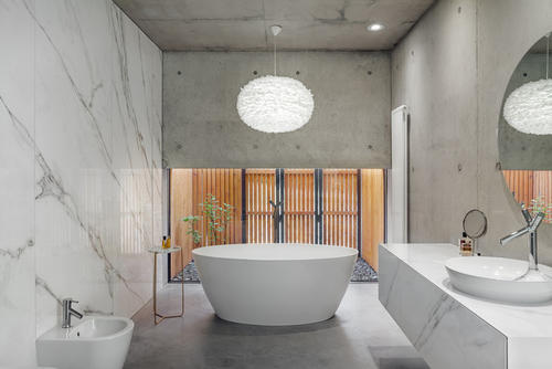 Studio De Materia將JRv2房屋的私人房間淹沒(méi)在傾斜的地形中