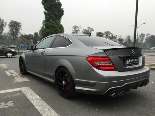 盡管與舊款C 63轎車(chē)中的當前4.0升雙渦輪增壓發(fā)動(dòng)機相比發(fā)動(dòng)機更舊