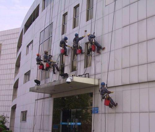 長(cháng)方形窗戶(hù)刺穿混凝土辦公樓由加藤佳廣工作室提供