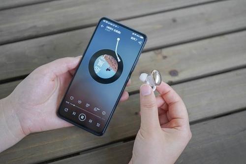 有了這款手機用戶(hù)將有機會(huì )以649盧比的價(jià)格購買(mǎi)價(jià)值1,599盧比的耳機