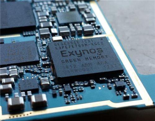 三星在這款手機的不同市場(chǎng)中提供了八核Exynos 8890處理器