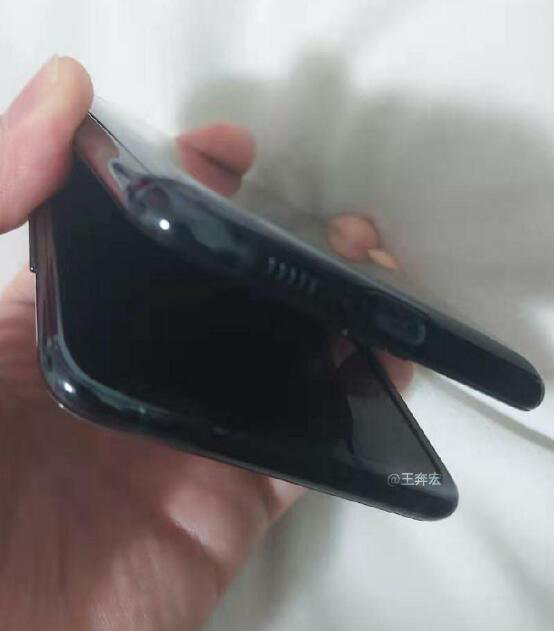 三星的翻蓋式翻蓋手機是RAZR價(jià)格的一半 但不會(huì )成為高端的Fold 2