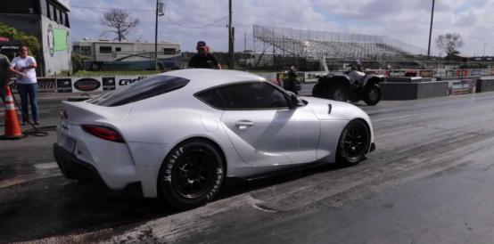 調整過(guò)的豐田Supra摧毀了零件以尋找阻力競賽的榮耀
