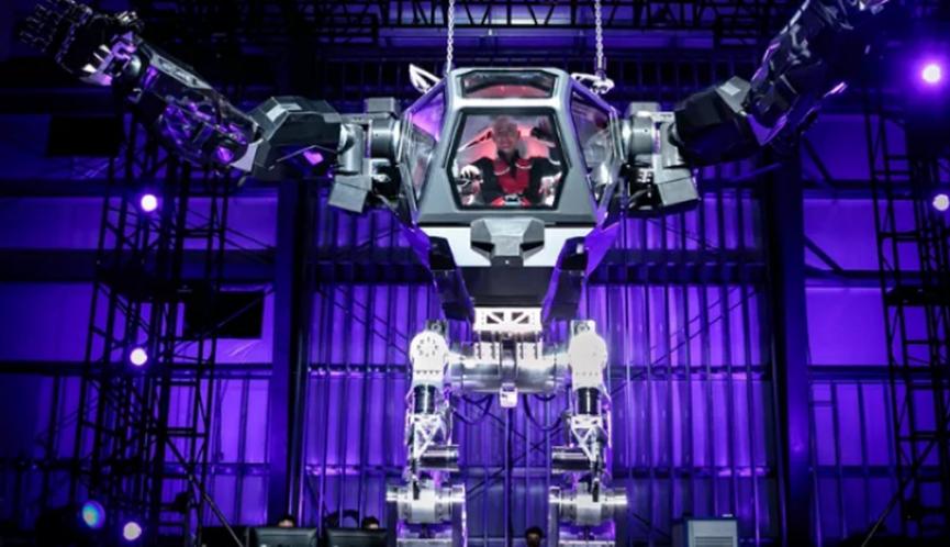 亞馬遜首席執行官杰夫·貝索斯試駕電動(dòng)人力車(chē)