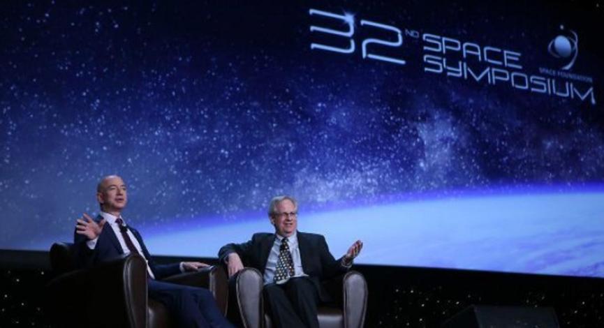 亞馬遜首席執行官杰夫·貝索斯試駕電動(dòng)人力車(chē)