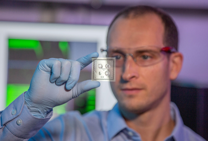 LLNL研究人員開(kāi)發(fā)了能夠長(cháng)期記錄神經(jīng)活動(dòng)的3D單片大腦設備