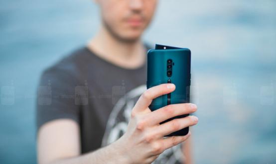 隨著(zhù)蘋(píng)果的暴跌和市場(chǎng)萎縮，華為在中國保持強大