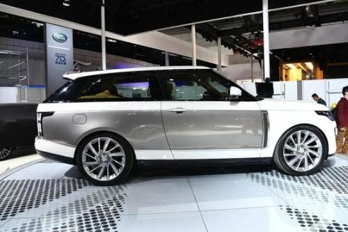 路虎攬勝運動(dòng)陷入冬季仙境