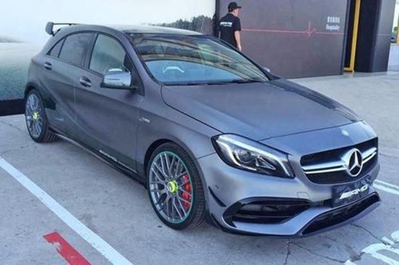 梅賽德斯amg A45原型車(chē)在雪地里不停地玩