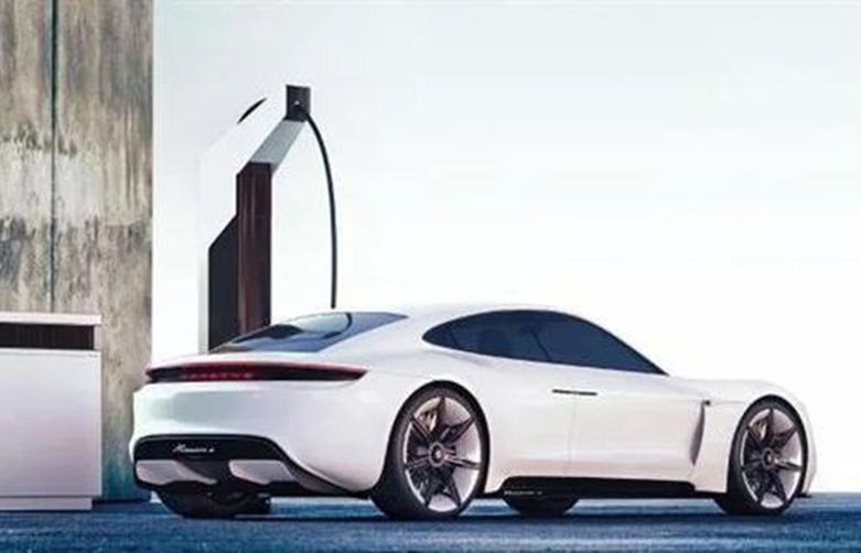 全新保時(shí)捷Taycan著(zhù)火損壞佛羅里達車(chē)庫