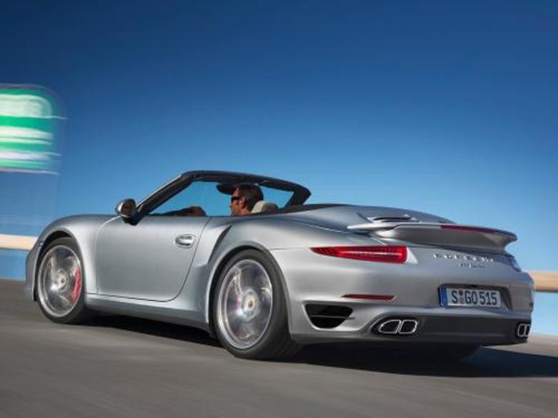 保時(shí)捷911 Turbo在美國洗車(chē)場(chǎng)亮相展示寬體設計和后雨刮器