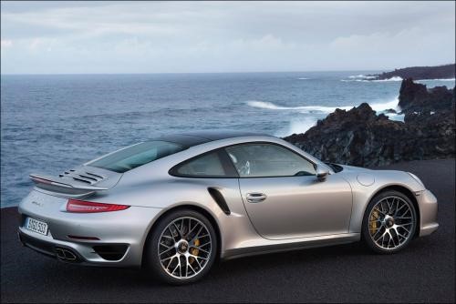 保時(shí)捷911 Turbo Napburgring展現出巨大的主動(dòng)翼