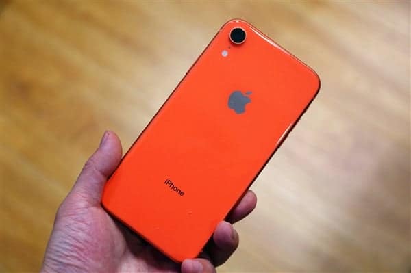 iPhone銷(xiāo)售在4月份急劇下降：暴跌77％