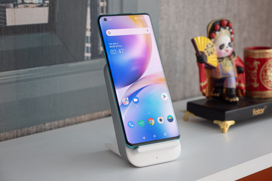 OnePlus Warp Charge 30無(wú)線(xiàn)充電器測試：速度有多快？可以為其他手機充電嗎？