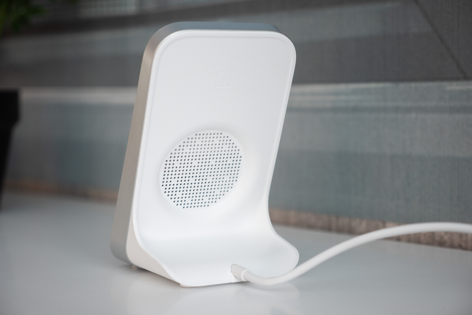 OnePlus Warp Charge 30無(wú)線(xiàn)充電器測試：速度有多快？可以為其他手機充電嗎？