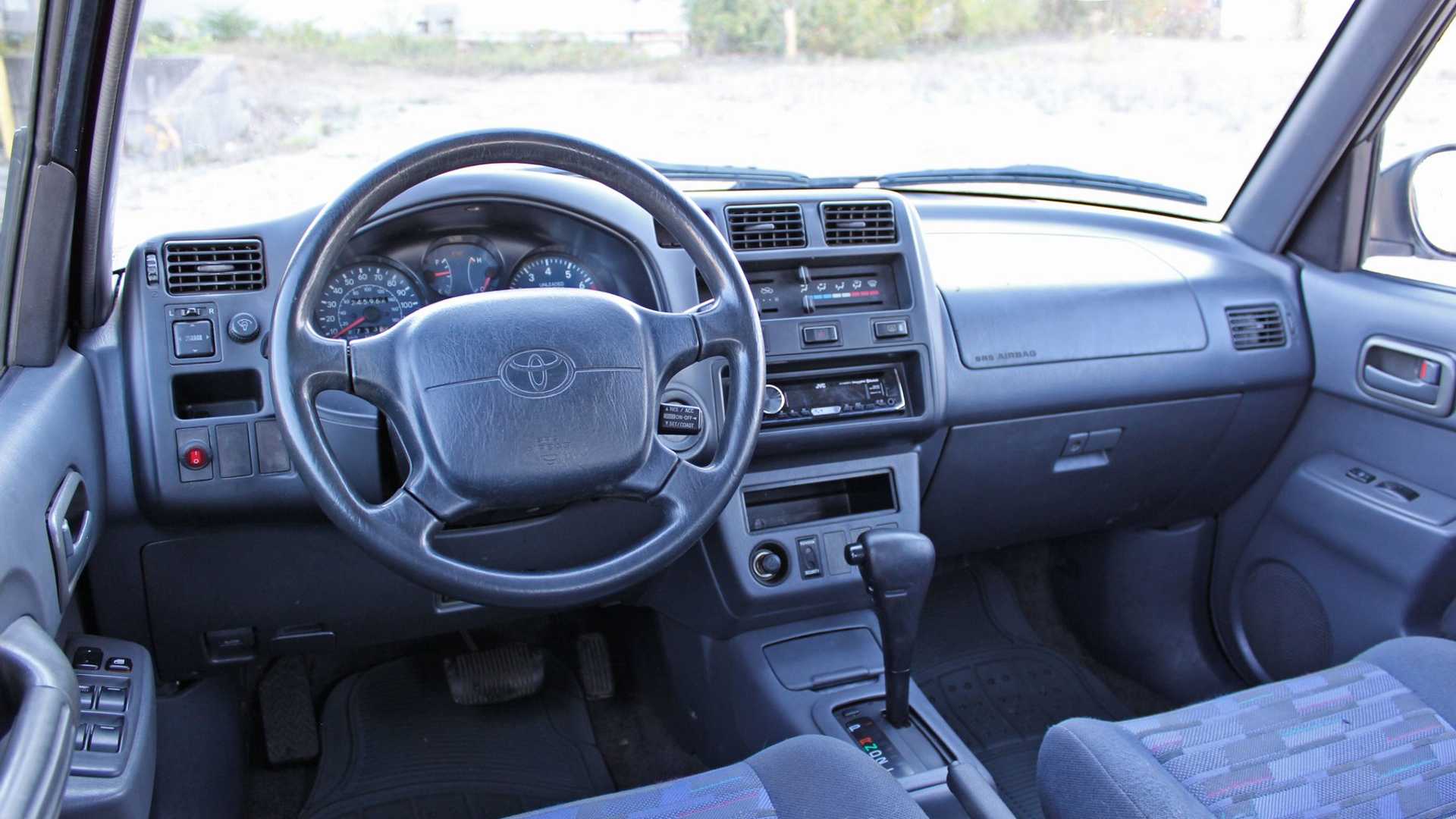 這款經(jīng)過(guò)修改的第一代豐田RAV4并非軟裝道路