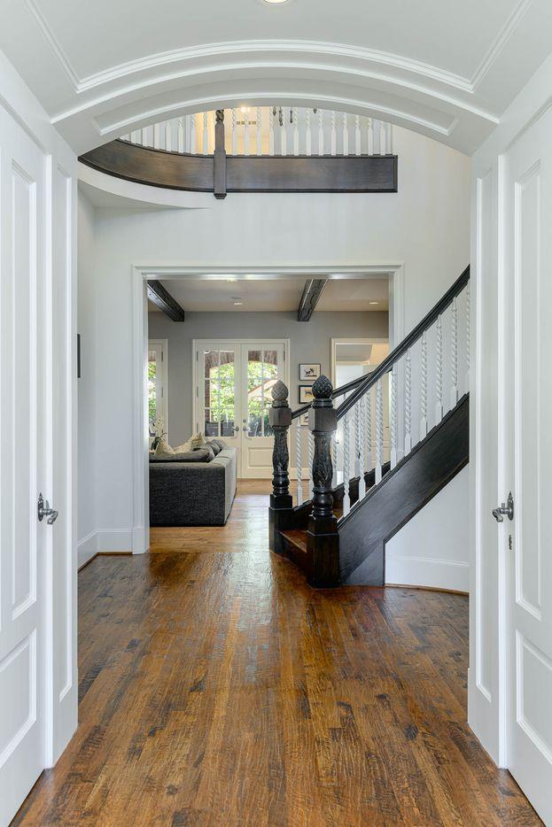 查看達拉斯由拉里·鮑德（Larry Boerder）設計的三層房屋，該房屋適合英國鄉村