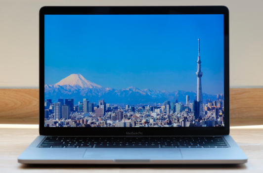 蘋(píng)果警告稱(chēng)如果用戶(hù)蓋上了相機蓋，請不要關(guān)閉他們的MacBook。