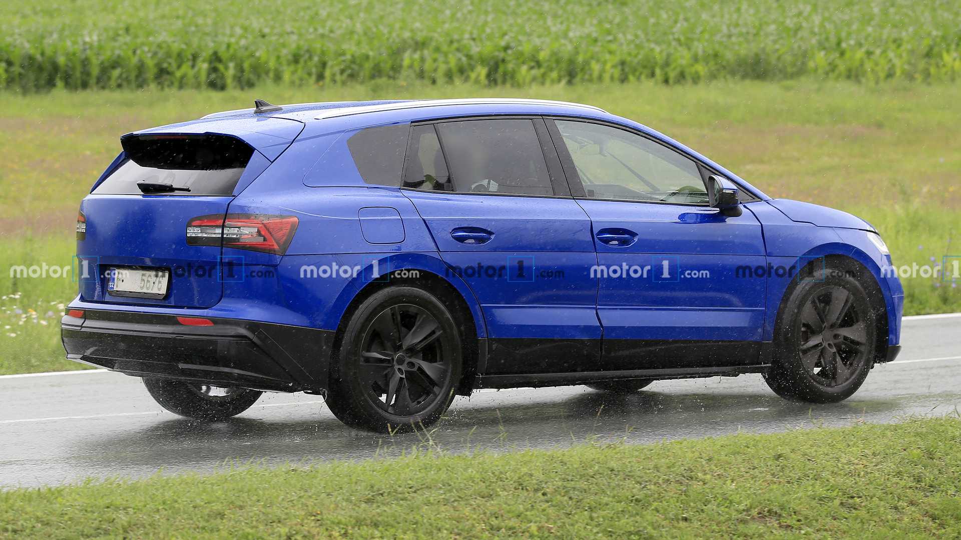 斯柯達恩雅克電動(dòng)SUV螺旋形穿著(zhù)欺騙性迷彩