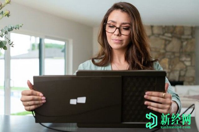 “ TRIO”將您的筆記本電腦轉換為三屏工作站