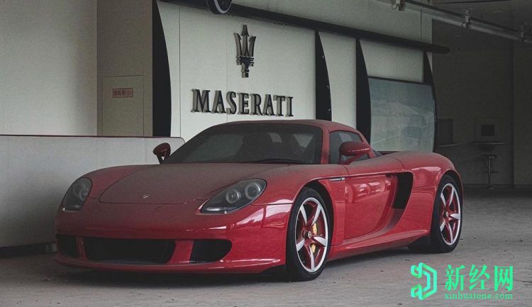 罕見(jiàn)的保時(shí)捷卡雷拉GT在中國展廳被遺棄