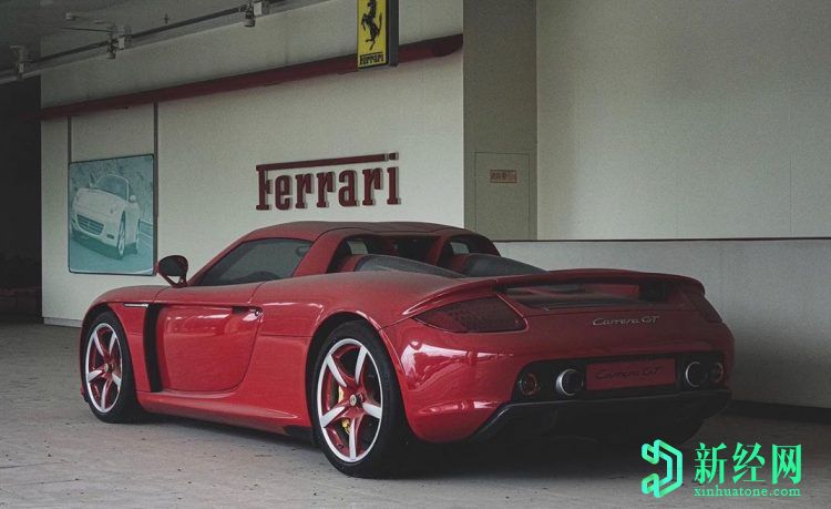 罕見(jiàn)的保時(shí)捷卡雷拉GT在中國展廳被遺棄