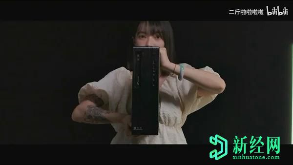 華為臺式電腦包裝盒出現在真實(shí)的皮膚中，主要規格在視圖中