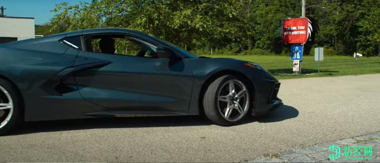 雪佛蘭克爾維特C8帶有完全自定義的排氣聽(tīng)起來(lái)很激進(jìn)