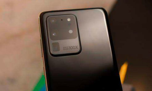 三星Galaxy S21的輪廓為設計提供了重要線(xiàn)索