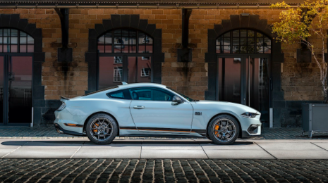 2021年福特野馬EcoBoost的成本為485美元，新的Mach 1零售價(jià)格為51,000美元