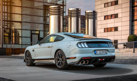 2021年福特野馬EcoBoost的成本為485美元，新的Mach 1零售價(jià)格為51,000美元