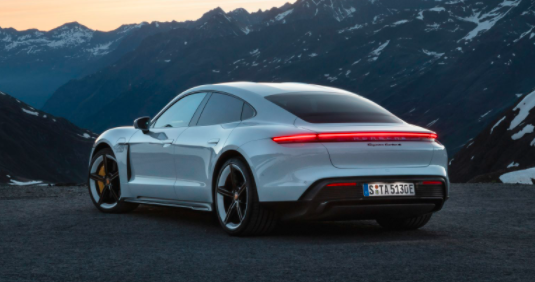 保時(shí)捷將世界上最高的建筑變成巨型Taycan廣告牌