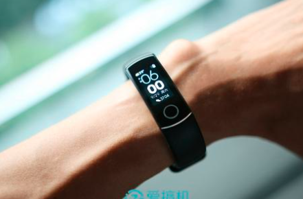 華為子公司榮耀正式發(fā)布了其新款運動(dòng)手環(huán)