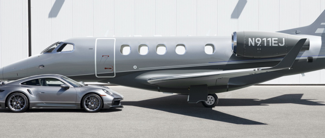 保時(shí)捷已經(jīng)與巴西航空工業(yè)公司合作開(kāi)發(fā)了匹配的911 Turbo S和Phenom 300E私人飛機