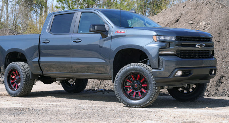 雪佛蘭Silverado從Superlift獲得6.0英寸舉升套件，可以搭配35英寸輪胎