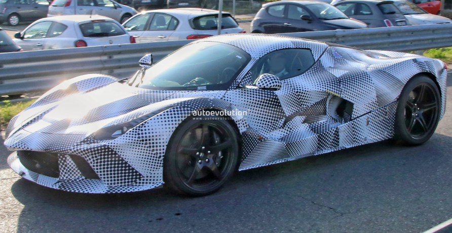 搭載LaFerrari車(chē)身的新款法拉利超級跑車(chē)，具有插電式混合動(dòng)力V12