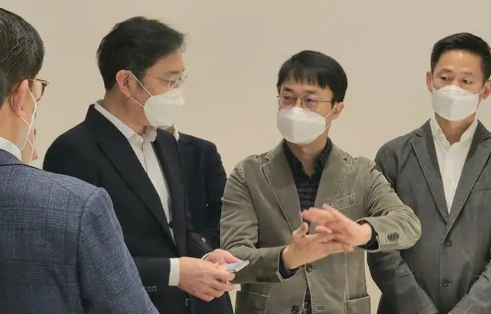 三星高管使用神秘的“可拉伸”智能手機被發(fā)現