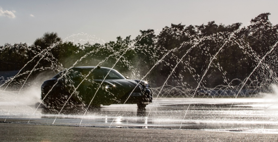 保時(shí)捷Taycan創(chuàng  )造了吉尼斯世界紀錄，電動(dòng)汽車(chē)最長(cháng)的漂移時(shí)間