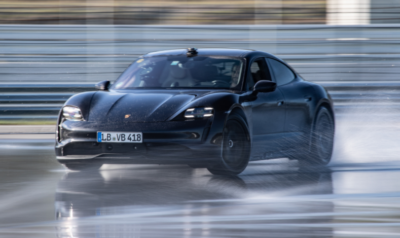 保時(shí)捷Taycan在RWD Guise中創(chuàng  )造了最長(cháng)的EV漂移世界紀錄